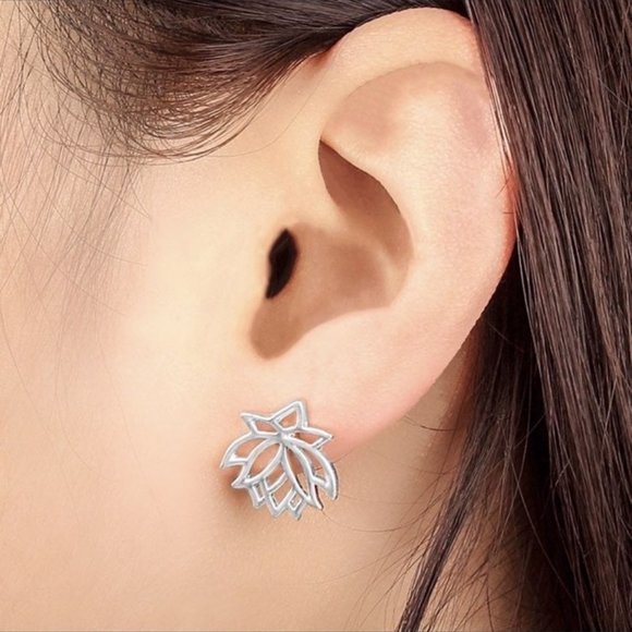 Silver lotus flower stud earring - Picture 10 of 11